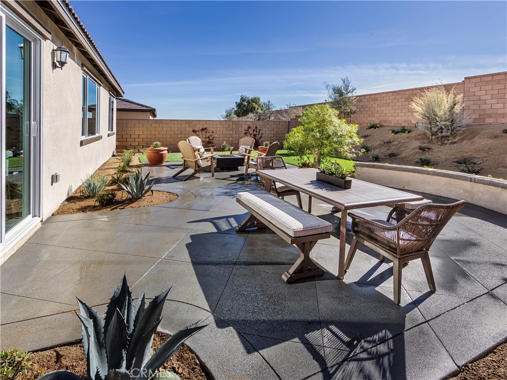https://media.crmls.org/medias/1406910a-59fe-4413-986c-db2c04e127e1.jpg?preset=X-Large