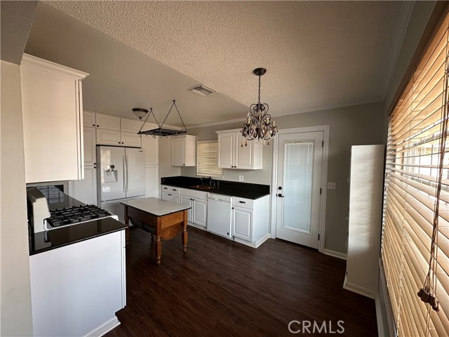 1013 Glacier, Barstow CA: https://media.crmls.org/medias/14073e9a-9a3c-403b-b43b-43179c5d58a8.jpg