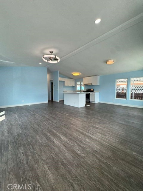 Detail Gallery Image 5 of 14 For 215 S Sullivan Ln #109,  Santa Ana,  CA 92704 - 3 Beds | 2 Baths