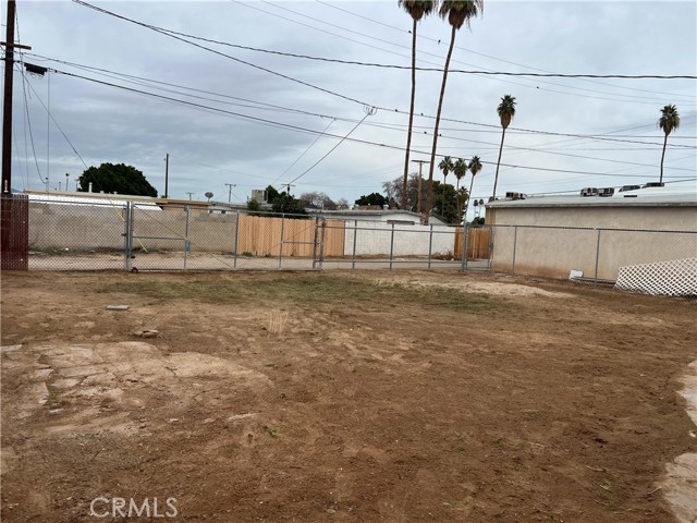 Detail Gallery Image 9 of 9 For 975 E Avenue B, Blythe,  CA 92225 - 5 Beds | 3 Baths