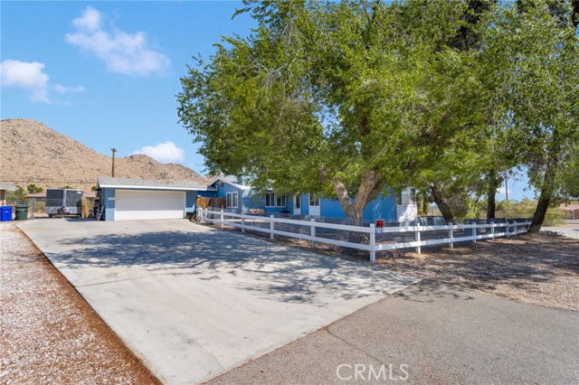 Detail Gallery Image 2 of 39 For 19385 Saint Timothy Ct, Apple Valley,  CA 92307 - 3 Beds | 2/1 Baths