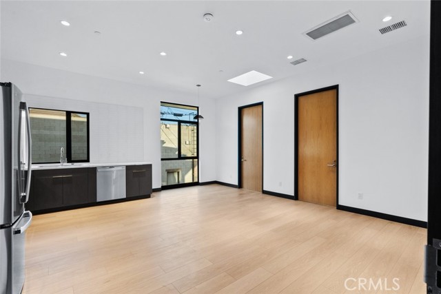 Detail Gallery Image 15 of 18 For 922 W Clark Ave #201,  Burbank,  CA 91506 - 1 Beds | 1 Baths