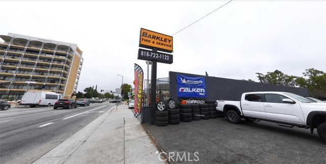 900 S San Fernando Boulevard, Burbank CA: https://media.crmls.org/medias/140f1d1e-88e6-447d-9672-adc0811f5da3.jpg