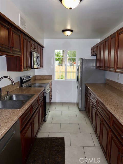 Detail Gallery Image 27 of 37 For 8055 Canby Ave #5,  Reseda,  CA 91335 - 3 Beds | 2/1 Baths