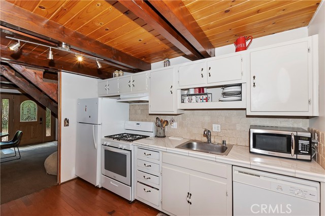 Detail Gallery Image 16 of 46 For 317 W Aeroplane Bld, Big Bear City,  CA 92314 - 4 Beds | 2 Baths