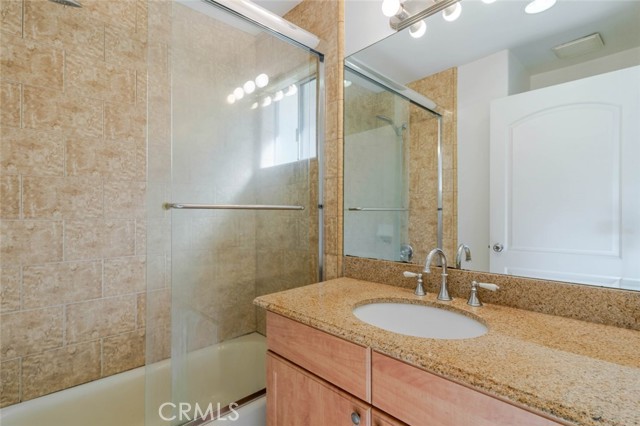 Detail Gallery Image 22 of 26 For 15053 Victory Bld #5,  Van Nuys,  CA 91411 - 2 Beds | 3 Baths