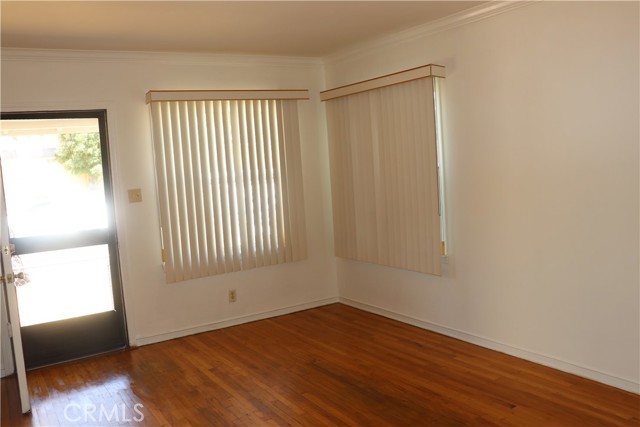 Detail Gallery Image 4 of 18 For 16805 Sherman Way, Lake Balboa,  CA 91406 - – Beds | – Baths