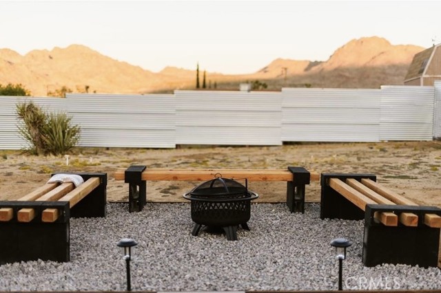 Detail Gallery Image 4 of 26 For 7795 Sunset Rd, Joshua Tree,  CA 92252 - 4 Beds | 2 Baths