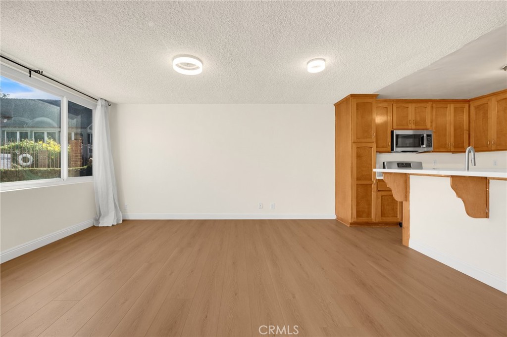 https://media.crmls.org/medias/14188954-22ee-4409-8e11-a4b640ae57f2.jpg?preset=X-Large