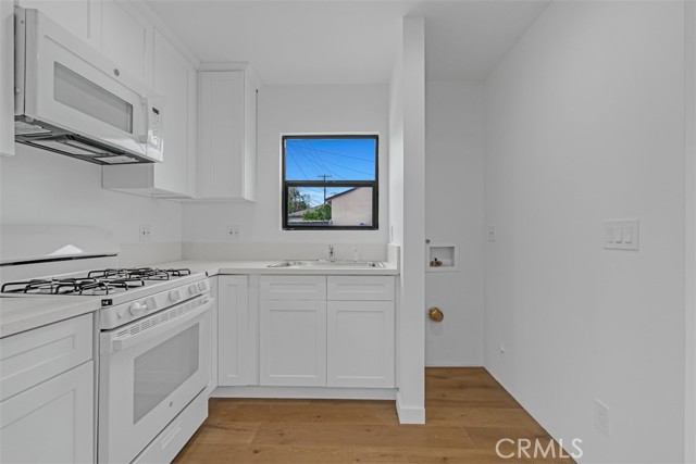433 N Buena Vista Street, Burbank CA: https://media.crmls.org/medias/1418a396-67bd-445c-b8a0-1c6271c4ef59.jpg