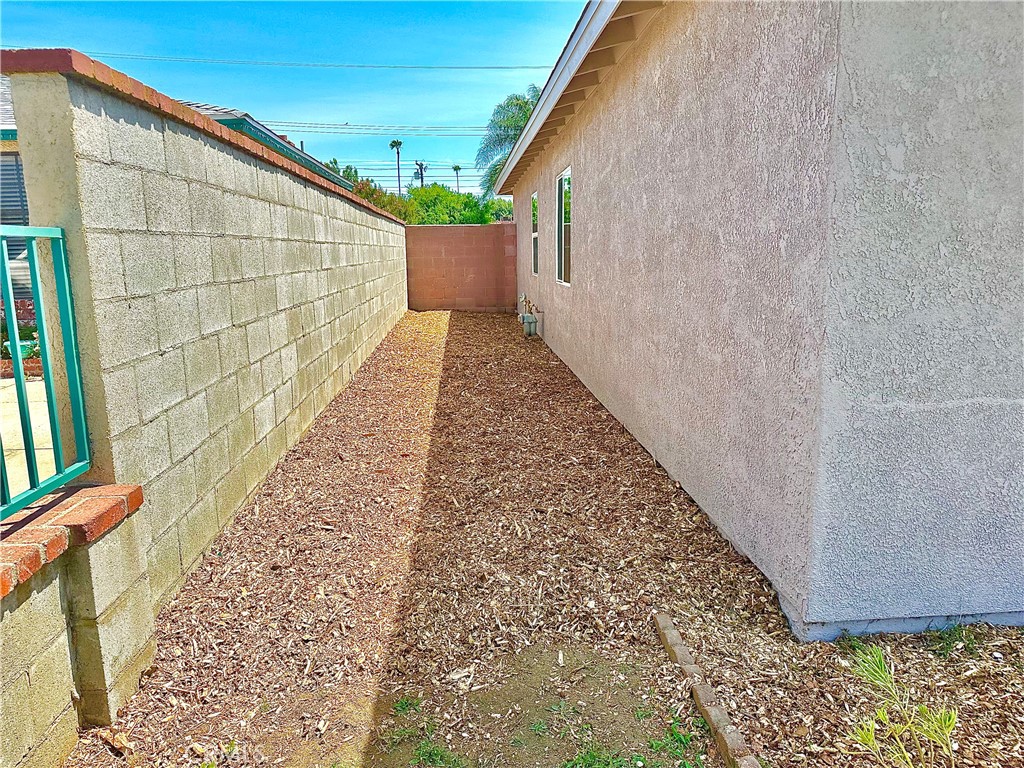 https://media.crmls.org/medias/141a47d7-3508-451c-920b-89aa9a69e2d4.jpg?preset=X-Large
