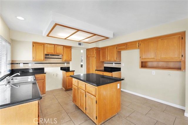 Detail Gallery Image 17 of 66 For 12734 Trotters Ln, Victorville,  CA 92392 - 3 Beds | 3 Baths