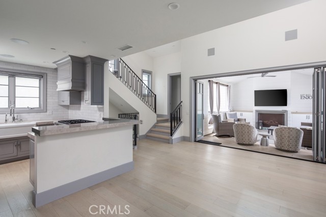 Detail Gallery Image 5 of 14 For 308 1/2 Fernleaf Ave, Corona Del Mar,  CA 92625 - 2 Beds | 2/1 Baths