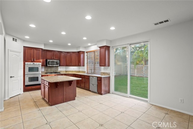 Detail Gallery Image 12 of 46 For 12 via De La Valle, Lake Elsinore,  CA 92532 - 5 Beds | 3 Baths