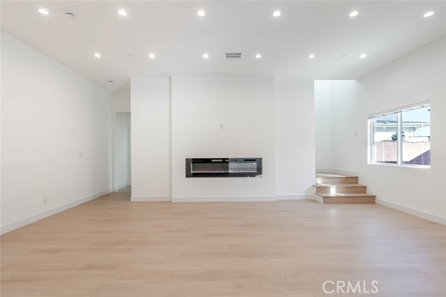 Detail Gallery Image 5 of 23 For 6850 1/2 Ranchito Ave, Van Nuys,  CA 91405 - 3 Beds | 3 Baths