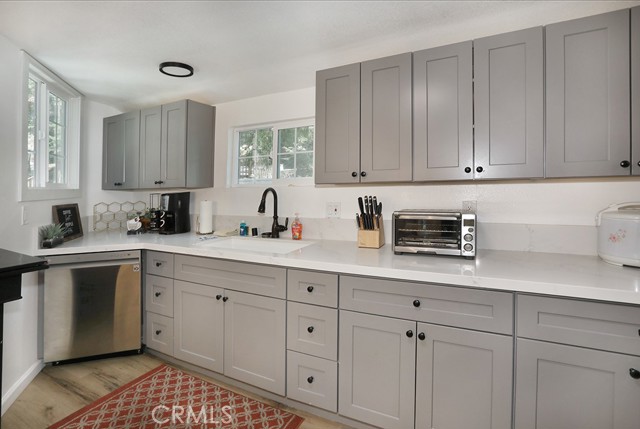 531 W Victoria Court, Lake Arrowhead CA: https://media.crmls.org/medias/1423f938-2311-4e3c-8273-1f5d6be15e15.jpg