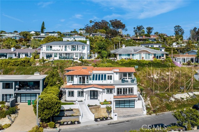 The neighborhood is just minutes from the world-renowned beaches and coves of Laguna Beach, as well as downtown’s galleries, boutiques, spas and restaurants.
