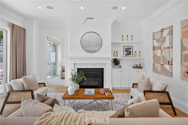 8056 Kentwood Avenue, Los Angeles CA: https://media.crmls.org/medias/1424da30-3e0f-478e-b2d8-33edfd030bef.jpg