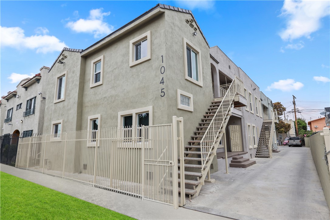 1045 W 42nd Place A, Los Angeles, CA 90037