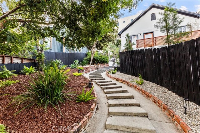 Detail Gallery Image 6 of 64 For 2207 - 2009 Apex Ave, Los Angeles,  CA 90039 - 2 Beds | 2 Baths