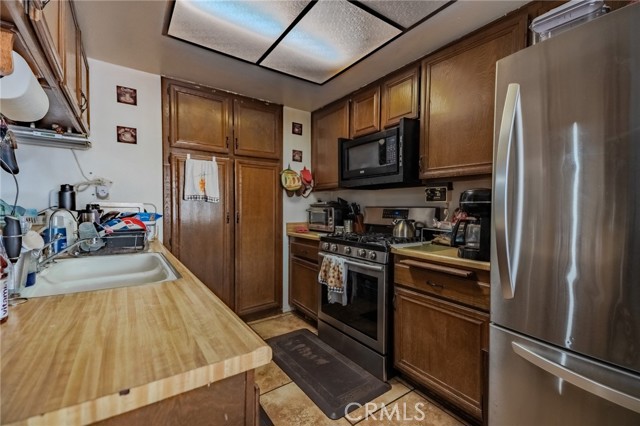 574 E Skylark Drive, Ontario CA: https://media.crmls.org/medias/1427ef03-b1d1-43bf-ad83-91d260c9ca9c.jpg