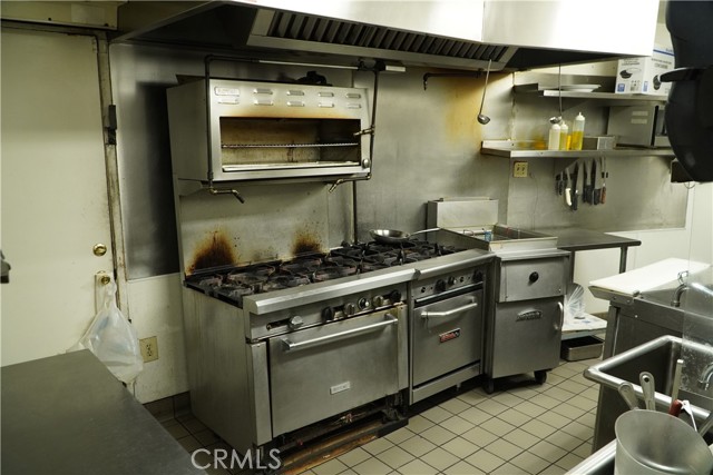 124 E Lincoln Ave, Orange CA: https://media.crmls.org/medias/14282589-805a-49fb-a9a0-87899526666b.jpg