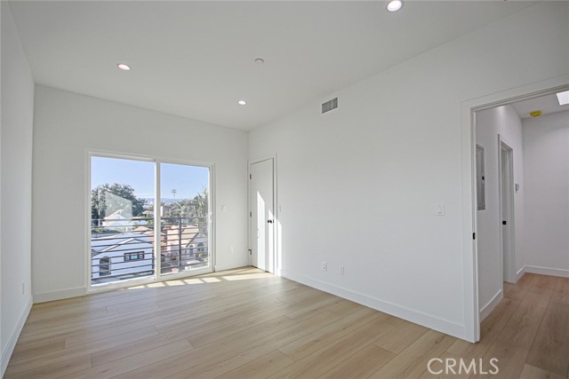 2402 S Cochran Avenue, Los Angeles CA: https://media.crmls.org/medias/14282782-b94a-469a-adb2-363b854b9648.jpg