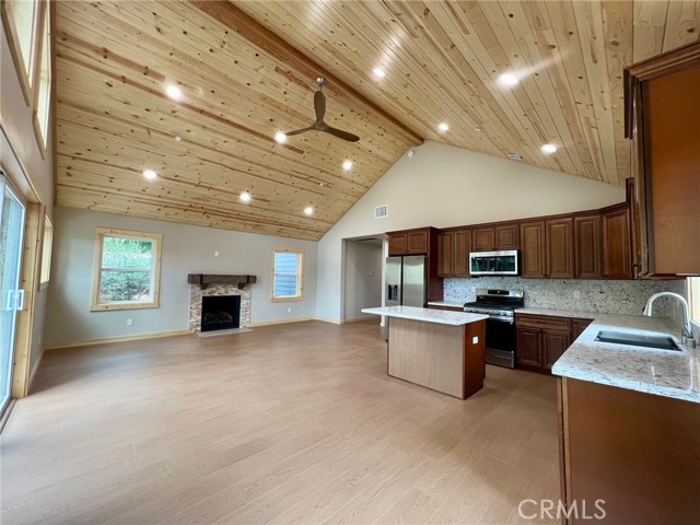 810 Villa Grove Avenue, Big Bear City CA: https://media.crmls.org/medias/1428c561-b505-4d2a-8afc-b3c1418157a7.jpg