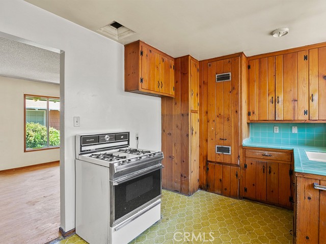 1206 West Victory Boulevard photo 7