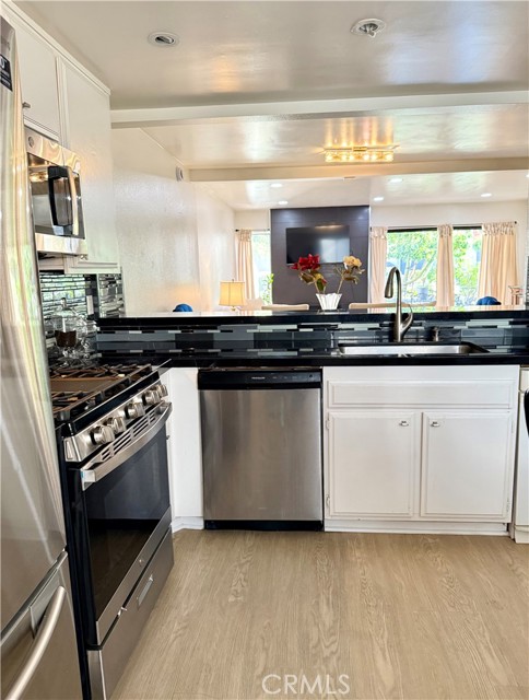 Detail Gallery Image 7 of 14 For 5720 Owensmouth #152,  Woodland Hills,  CA 91367 - 2 Beds | 1/1 Baths