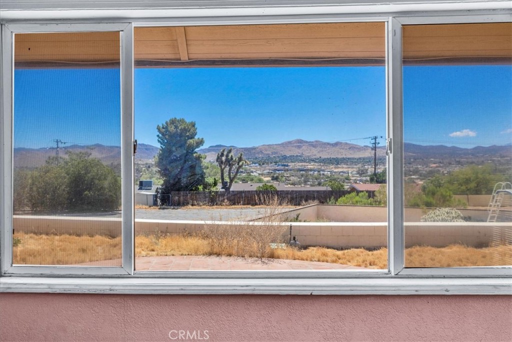 https://media.crmls.org/medias/143493c9-d429-4173-b65b-a437336a5747.jpg?preset=X-Large