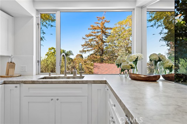 592 Bluebird Canyon Drive, Laguna Beach CA: https://media.crmls.org/medias/14429106-2727-4580-ac51-937a37d32163.jpg