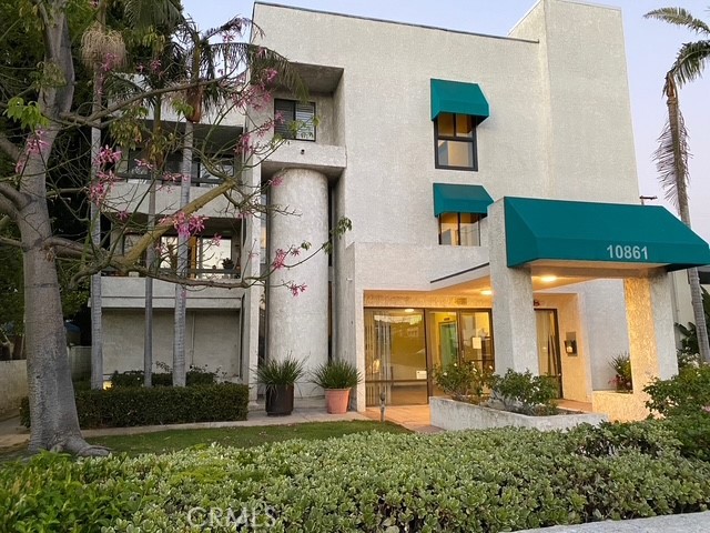 10861 Moorpark Street, North Hollywood CA: https://media.crmls.org/medias/144394b6-dd75-4040-87d6-6b84cd429451.jpg