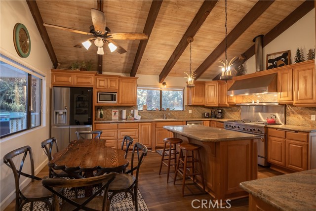 Detail Gallery Image 12 of 34 For 521 Division Dr, Big Bear City,  CA 92314 - 6 Beds | 4 Baths