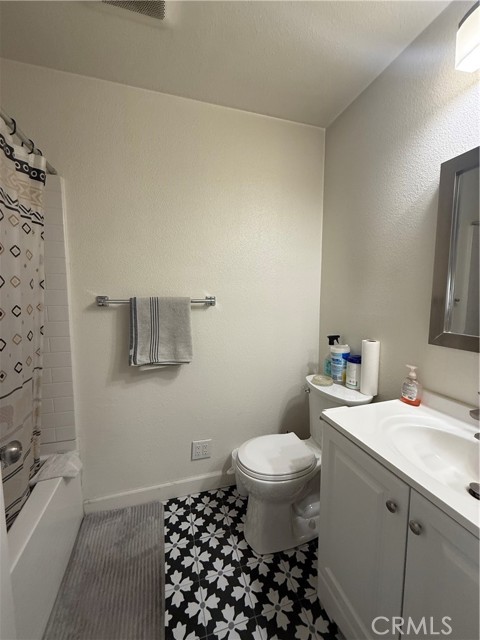 Image 20 of 31 For 9831 Cloverdale Avenue
