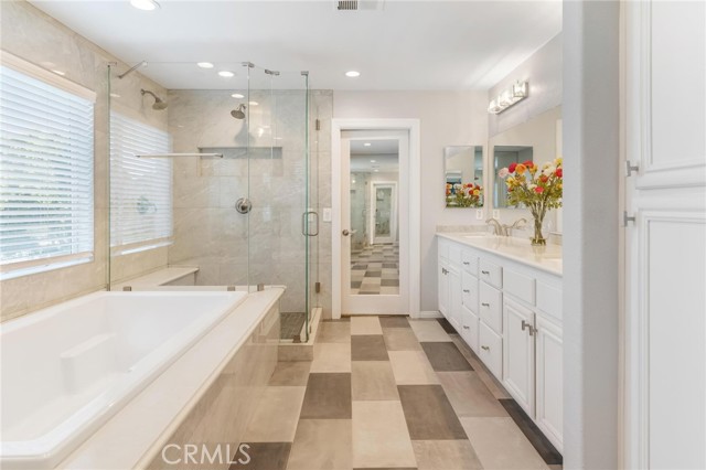 7681 Stonegate Drive, Eastvale CA: https://media.crmls.org/medias/14483eaf-b6fd-4eaf-b430-9bf599c0f98e.jpg