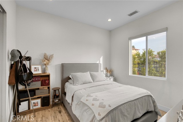 Detail Gallery Image 7 of 11 For 7302 Woodley, Van Nuys,  CA 91406 - 1 Beds | 1 Baths