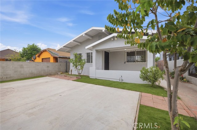 Detail Gallery Image 3 of 44 For 1345 W 51st Pl, Los Angeles,  CA 90037 - 6 Beds | 3 Baths