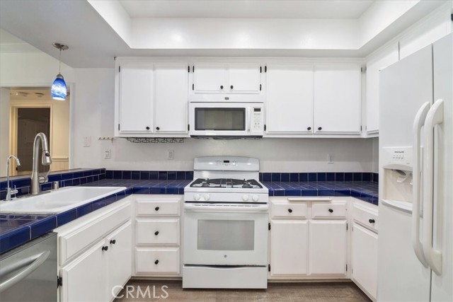 40 15th Street, Hermosa Beach CA: https://media.crmls.org/medias/1452c5e5-bb61-480f-ab9a-0ab6c86424ce.jpg