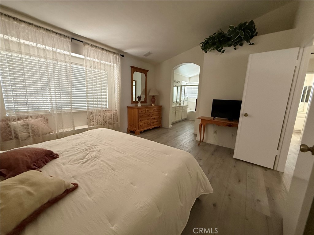 https://media.crmls.org/medias/14539f0a-a193-4791-a218-b46d3a5ae652.jpg?preset=X-Large