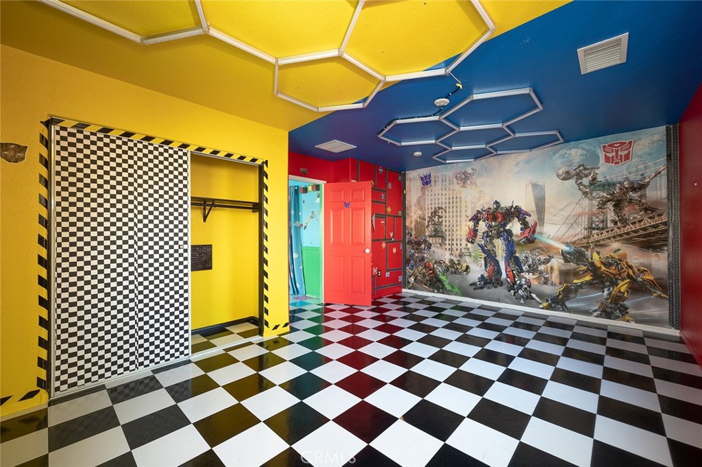 https://media.crmls.org/medias/14552948-8024-463f-a183-8a8411cddf47.jpg?preset=X-Large