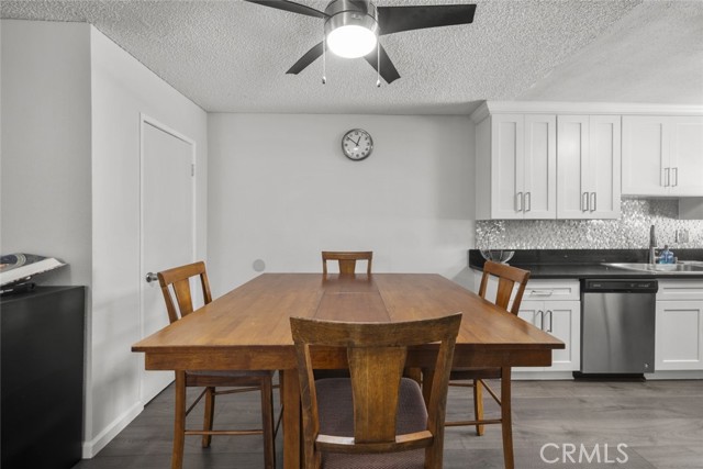 Detail Gallery Image 7 of 41 For 18555 Collins St #C18,  Tarzana,  CA 91356 - 2 Beds | 2 Baths