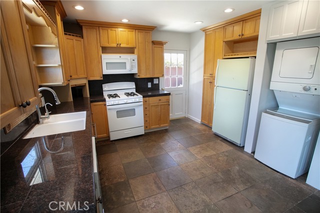 2480 Orange Avenue, Costa Mesa CA: https://media.crmls.org/medias/145a4db1-a4f4-47d0-a9c5-6a77508f6e34.jpg
