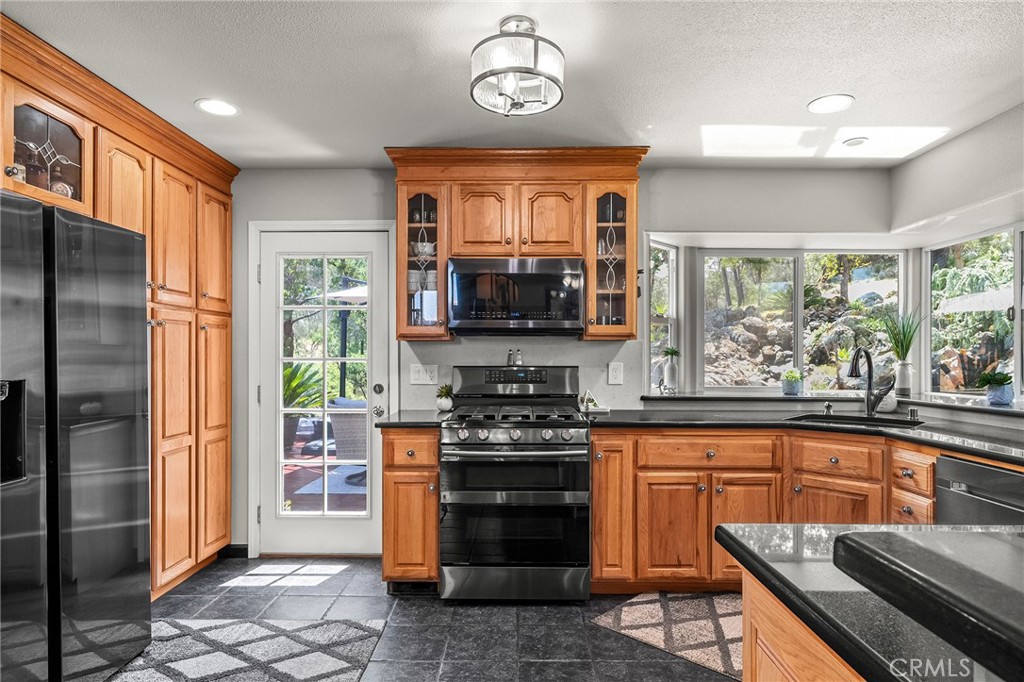 https://media.crmls.org/medias/145c2caa-4868-433f-a457-a2f3e661336a.jpg?preset=X-Large
