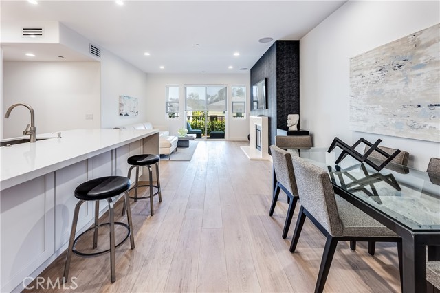 Detail Gallery Image 2 of 32 For 4820 Bellflower Ave #208,  North Hollywood,  CA 91601 - 3 Beds | 3 Baths