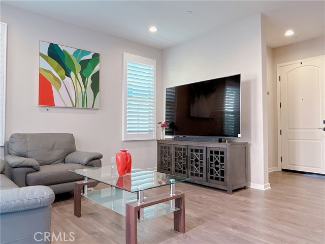 Detail Gallery Image 2 of 28 For 138 Excursion, Irvine,  CA 92618 - 3 Beds | 2/1 Baths