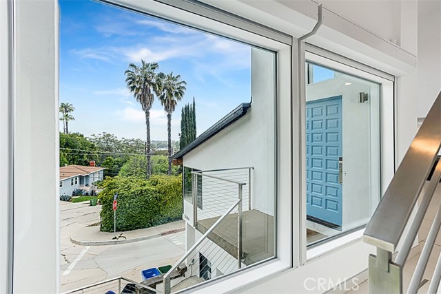 11354 Sunshine Terrace, Studio City CA: https://media.crmls.org/medias/1463439d-ecf3-417b-a37d-77f9ec4e546c.jpg