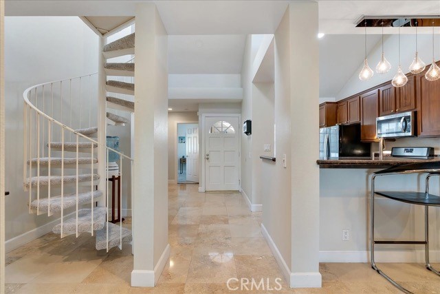 Detail Gallery Image 3 of 14 For 19442 Sunray Lane #204,  Huntington Beach,  CA 92648 - 2 Beds | 2 Baths