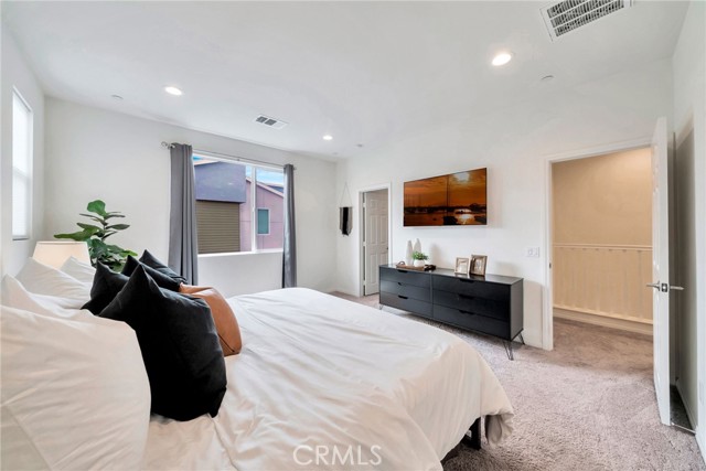 Detail Gallery Image 35 of 43 For 2132 Lacy Crossing Dr, Santa Ana,  CA 92701 - 4 Beds | 3/1 Baths