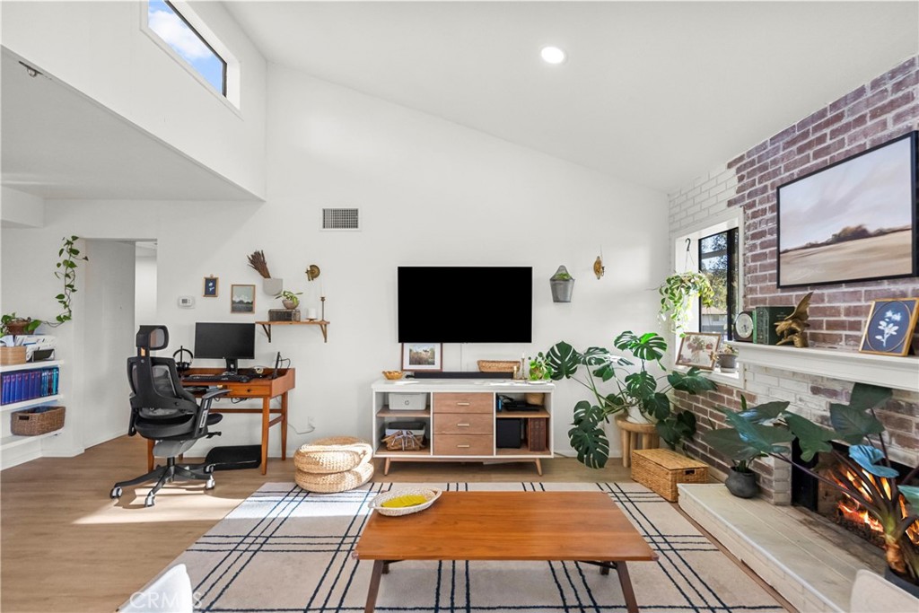 https://media.crmls.org/medias/14688059-c758-4884-b9df-f5572c0f57a7.jpg?preset=X-Large